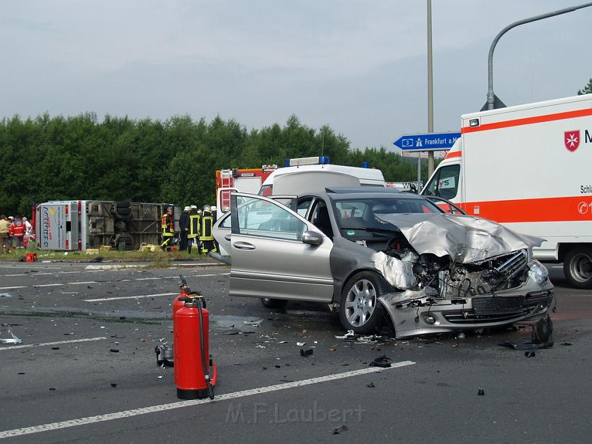 Schwerer Unfall mit Reisebus Lohmar Donrather Dreieck P314.JPG